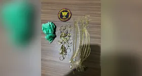 Os agentes chegaram até um imóvel onde parte dos objetos subtraídos estaria escondida. No local, foram encontradas duas mulheres, de 30 e 29 anos, em posse de um saco contendo várias joias provenientes do crime