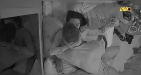 Os dois se deitaram juntos na cama de Jordana, no Quarto Sonho de Voar e trocaram carícias mais íntimas.