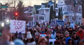 Manifestantes tomam as ruas de Minneapolis e de outras cidades dos EUA em protesto contra a política migratória do governo Trump após a morte de Renee Nicole Good em ação do ICE.