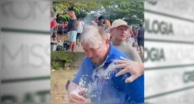 Repórter passava entre os foliões quando foi atingido