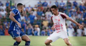 Jogadores do Águia de Marabá e Imperatriz disputam lance durante empate por 1 a 1 no Zinho de Oliveira, pela Série D do Campeonato Brasileiro.