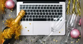 Enquanto alguns conseguem antecipar a pausa para celebrar com a família, outros seguem cumprindo expediente, conforme acordos e regras de cada empresa.