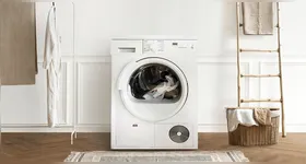 Muito necessária e imprescindível, a máquina de lavar facilita a limpeza de roupas e tecidos com rapidez e praticidade.