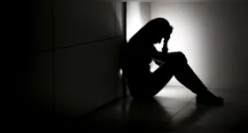 O crime de importunação sexual é caracterizado por ato libidinoso sem consentimento, com pena de um a cinco anos de prisão, conforme prevê a legislação brasileira.