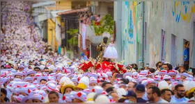 Multidão de fiéis ocupa as ruas de Bragança durante a Marujada, reforçando a devoção a São Benedito em uma das mais tradicionais manifestações culturais do Pará.