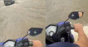 Nas imagens, a água alcança a carenagem de uma motocicleta durante a maré alta.