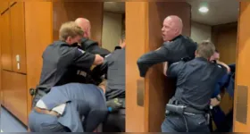 O protesto ocorreu durante uma sessão da subcomissão de Serviços Armados.