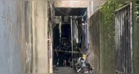 Moradores da área localizaram o corpo após perceberem a ausência da vítima ao longo do dia e decidirem verificar a residência.