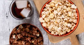 O alimento está presente no cotidiano de milhares de pessoas no mundo, sobretudo para curtir aquele cineminha