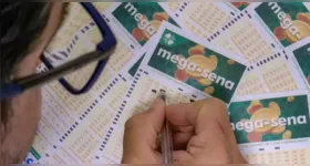 Prêmio acumulado da Mega-Sena chega a R$ 105 milhões e movimenta apostas em todo o país nesta terça-feira (17).