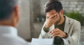 O estudo também aponta sinais que denunciam o excesso de “embelezamento” durante entrevistas