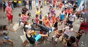 Com mais de 50 anos de história, a festividade é organizada em parceria com sete associações locais e mantém viva a tradição de confeccionar bonecos de forma artesanal.