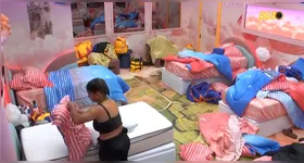 Aos prantos, a sister foi ao quarto Sonho de Voar e decidiu bagunçar e sujar a cama do brother e seus pertences.