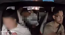 Motorista por aplicativo denuncia agressão após encerrar corrida em Salvador ao flagrar casal em ato sexual no banco traseiro; situação foi registrada por câmera interna.