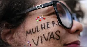 Campanhas e homenagens institucionais buscam valorizar pessoas e organizações que contribuem para uma sociedade mais respeitosa para as mulheres.