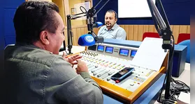Andreyk Maia detalha avanços na reforma agrária durante entrevista ao jornalista Nonato Dourado na Rádio Clube FM.