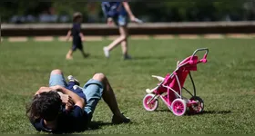 A medida regulamenta um direito previsto na Constituição de 1988 e passa a assegurar renda durante o período de afastamento para diversos trabalhadores, incluindo microempreendedores individuais (MEIs), empregados domésticos, autônomos e trabalhadores rurais.