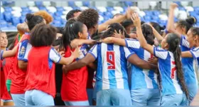 Jogadoras do Paysandu comemoram o gol de Stephany que garantiu a vitória bicolor sobre o Itacoatiara na estreia do Brasileirão Feminino A2, no Mangueirão.