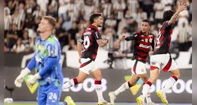 Flamengo cola na liderança do Brasileira após golear Botafogo.
