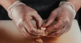 Truques simples usados por chefs ajudam a descascar o alho mais rápido, com menos contato e sem deixar odor depois do preparo.