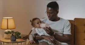 Ampliação da licença-paternidade aprovada pelo Senado busca incentivar a participação dos pais nos primeiros dias de vida dos filhos e fortalecer o vínculo familiar.