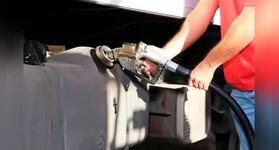 Movimentação em posto de combustíveis: sindicato alerta que MP foca em evitar novos aumentos, mas redução imediata na bomba não é garantida.