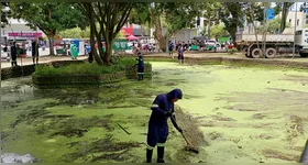 Somente na terça-feira, foram retiradas cinco caçambas de entulho de dentro do lago da praça,