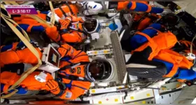 Tripulação da Artemis II desempenha papel essencial ao monitorar sistemas da nave, conduzir testes em espaço profundo e garantir a segurança da missão do início ao retorno à Terra.