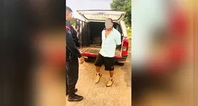 Já sob custódia, o homem tentou subornar a autoridade policial oferecendo uma pepita de ouro em troca de sua liberdade