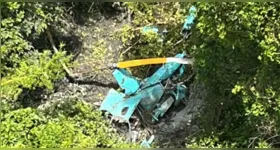 Helicóptero caiu em área de mata fechada em Guaratiba, na zona oeste do Rio, mobilizando equipes do Corpo de Bombeiros e da FAB; três pessoas morreram no acidente.