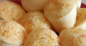 Pode ser servido no café da manhã, no lanche da tarde ou até como acompanhamento em reuniões informais.