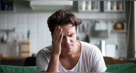 A ressaca é resultado de uma intoxicação provocada pelo álcool e por outras substâncias contidas na bebida. Por conta disso, quanto maior o consumo da bebida, maiores são as chances de mal-estar.