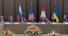 Delegações de Rússia e Ucrânia se reúnem em Genebra sob mediação dos Estados Unidos, em negociações marcadas por tensão, impasses territoriais e continuidade dos ataques no campo de batalha.