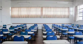 O jovem teria supostamente praticado os abusos por diversas vezes e a responsável da vítima acusa a escola de negligência e omissão diante dos fatos.