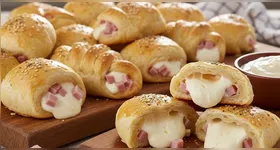 O salgado leva apenas três ingredientes e você pode rechea-lo com queijo, embutidos ou também frango desfiado.