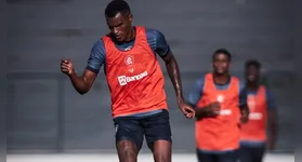 Novo lateral-direito azulino Matheus Alexandre é apresentado no Remo.