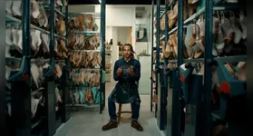 Chanel, por exemplo, utiliza seu canal no YouTube para ir além do marketing tradicional