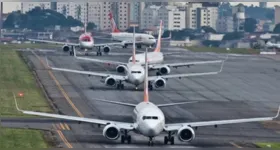 Movimentação de aeronaves no Aeroporto Internacional de São Paulo (Guarulhos) é impactada após pane no controle do espaço aéreo provocar suspensão temporária de pousos e decolagens.