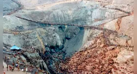 Registro histórico da "formiga" humana em Serra Pelada; disputa por direitos trabalhistas na região se arrastava desde 2014.