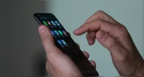 Golpistas usam aplicativo falso em nome do INSS para invadir celulares e capturar informações financeiras.