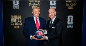 Presidente da FIFA, Gianni Infantino em foto ao lado de Donald Trump; entidade ainda não se pronunciou oficialmente sobre o ataque dos EUA à Venezuela.