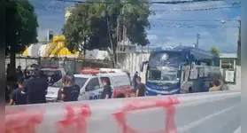 Torcedores do Remo protestam contra desempenho após eliminação na Copa Verde.