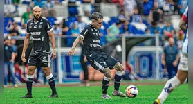 O camisa 33 tem demonstrado publicamente o desejo de permanecer no Baenão.