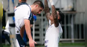 Picco comemora o terceiro gol do Remo diante do Bahia, marcado por Alef Manga.