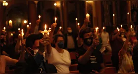 A cerimônia tem início em ambiente externo, no escuro, ao redor de uma fogueira, onde acende-se o Círio Pascal, simbolizando o Cristo como Luz do mundo.