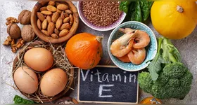 Apesar de serem fundamentais, as vitaminas não são produzidas em quantidades suficientes no corpo e precisam ser absorvidas na alimentação.