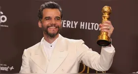 A revista classifica o ator como "consagrado" no Brasil e relembra a trajetória internacional do artista.