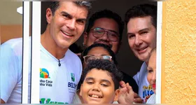 O governador do Pará, Hélder Barbalho, e o ministro das Cidades, Jader Filho, visitam o apartamento entregue à família Yamaguchi durante a entrega de unidades do programa Minha Casa, Minha Vida no Residencial Viver Pratinha, em Belém.