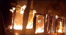 A residência do casal foi incendiada pela suspeito, que também agrediu a companheira.