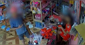 Uma vendedora precisou agir para expulsar um homem que entrou em um comércio fazendo gestos obscenos, causando desconforto e tensão.